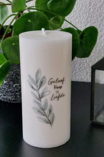 Kleur: Ivoor Home & Living>Kaarsen|Troost en bemoediging Stompkaars H&L – Geloof, hoop en liefde (olijftak)
