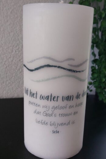 Kleur: Ivoor Home & Living>Kaarsen Stompkaars H&L Water – Uit het water van de doop